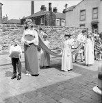 Band Leads Witness Walkers (6�)