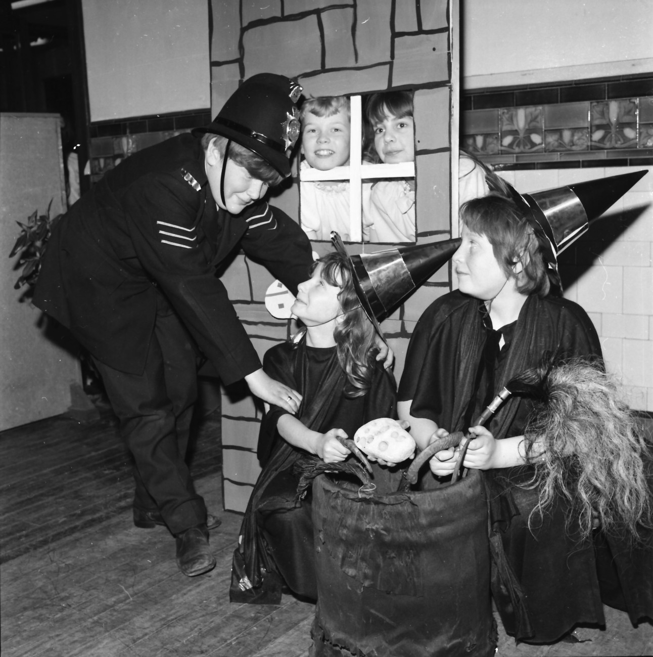 Juniors Give Infants Panto Treat