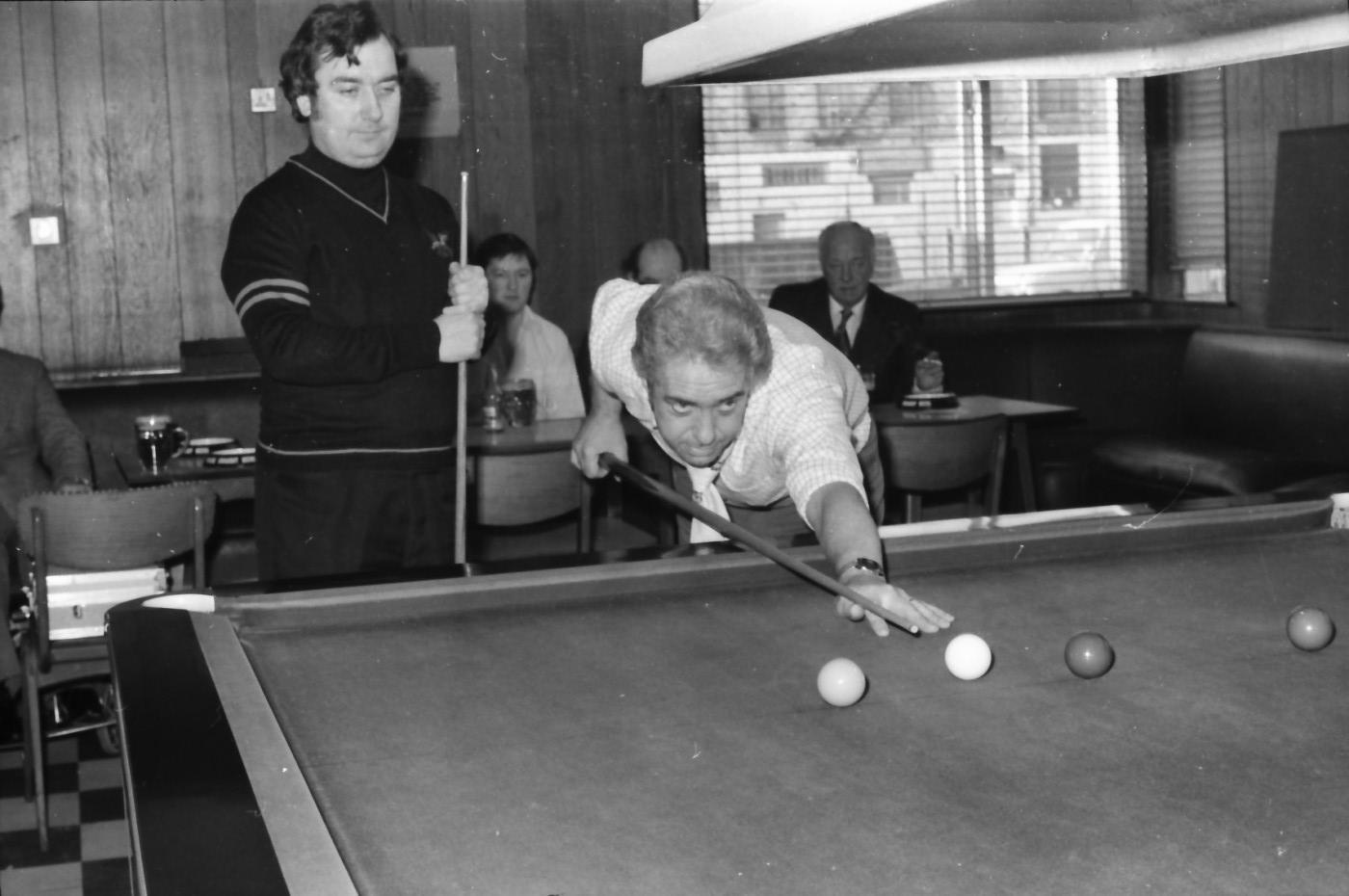 Gee, Coombe in cue semi-finals