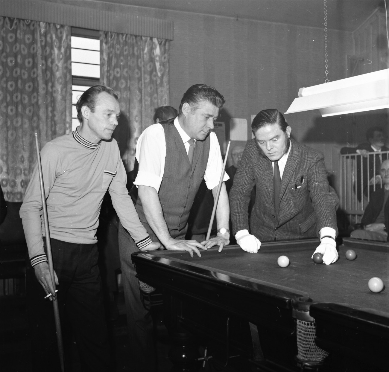 Record Crowd Watch Ken Win Match