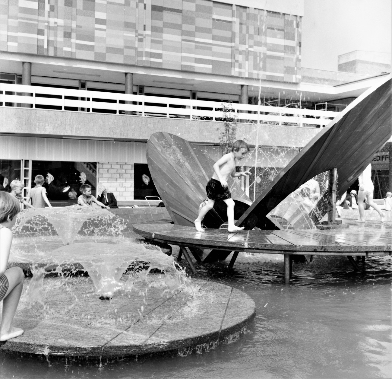 Day In The New Town Centre Fountain