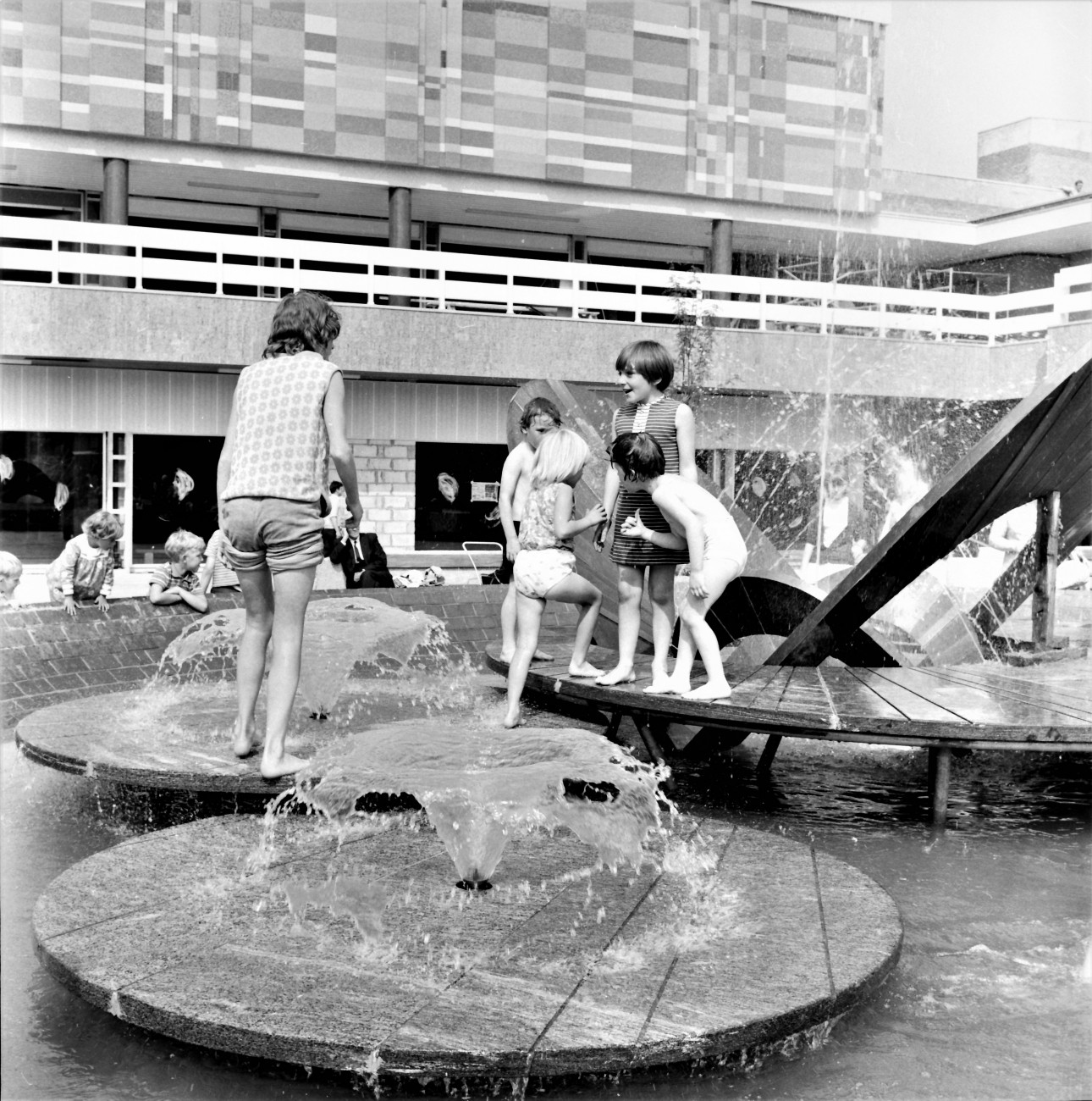 Day In The New Town Centre Fountain